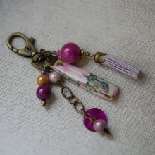 Chaveiro de saco de pérolas Fuchsia com pompom púrpura